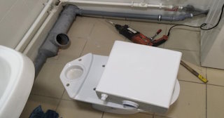 Установка напольного унитаза в Ирбите: монтаж под ключ от СантехДомРбт от 5127 рублей.