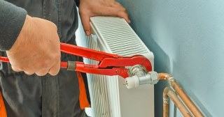 Установка радиаторов отопления в Ирбите - цена, стоимость от 1026 руб., работа в доме и квартире